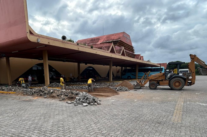 Pavimentos dos boxes da rodoviária passam por reforma
