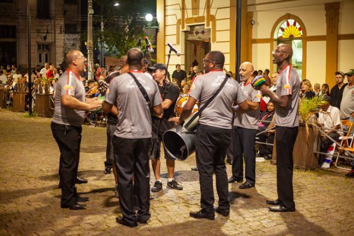 Música, dança e alegria - com cara de carnaval - atraíram famílias ao Largo Edmar Fetter na noite de domingo
