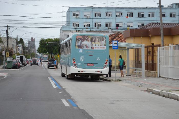Cinco estruturas padronizadas, em metal e vidro, são assentadas nos pontos de paradas de transporte coletivo