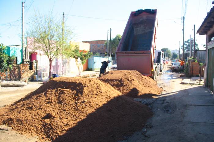 Em agosto, a prefeitura utilizou 2,8 mil metros cúbicos de saibro em ruas nos bairros Areal, Três Vendas e Praia do Laranjal.