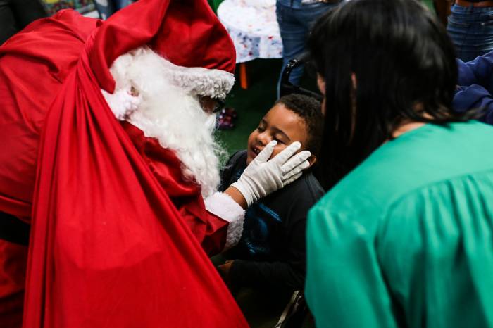 A presença do papai noel animou ainda mais a tarde dos pequenos, que escreveram cartinhas e ganharam presentes