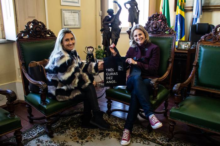 Loja de roupas femininas comemora aniversário com jantar para clientes e apoiadores, e arrecadação de agasalhos
