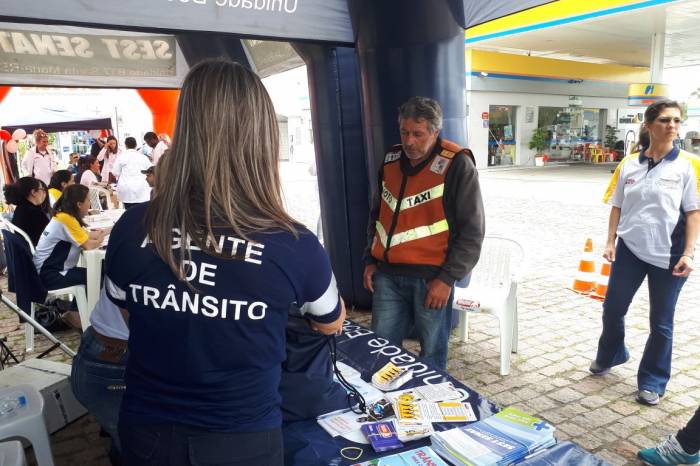 Eles distribuíram materiais informativos e orientaram sobre a importância de respeitar os limites de velocidade