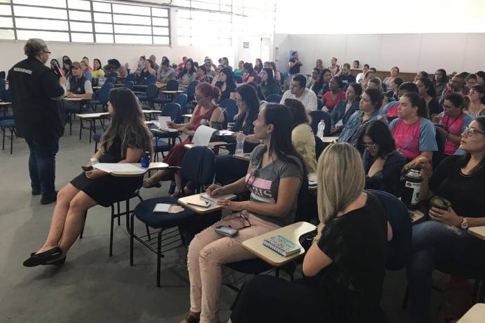 Série de encontros busca abordar temáticas propostas pelos profissionais