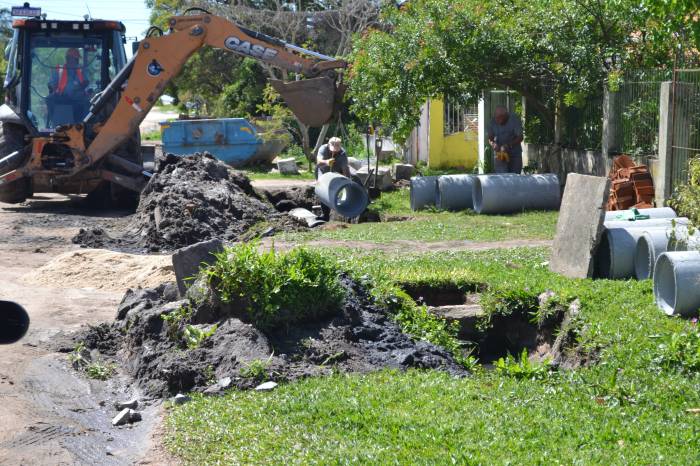 Seguindo o Código de Posturas, moradores da rua Uruguaiana, Laranjal, adquiriram canos. Equipe da Ssui executa serviço