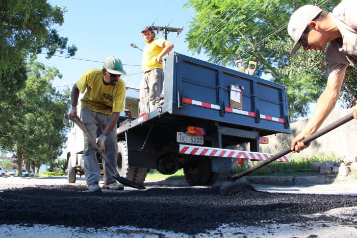 A Prefeitura trabalha esta semana na recuperação de ruas com pavimentação em asfalto através da operação tapa buraco.
