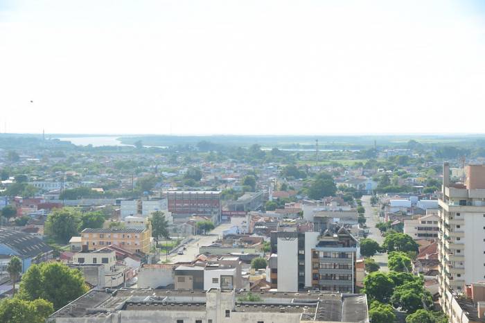 Casos envolvem áreas abertas, sujas e sem passeios públicos. Prefeitura mantém equipe permanente de fiscais