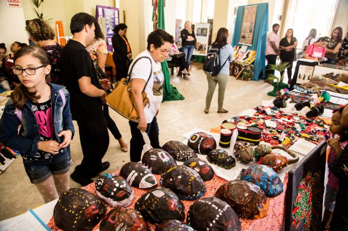Feira de Culturas também é responsável por apresentar as obras de alunos do Município, concebidas sob a perspectiva de valorização a diferentes etnias e tradições; produções ficam disponíveis até dia 18 de novembro, no Paço Municipal