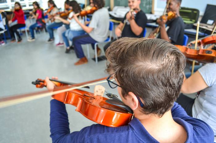 Professora de violino, Liu Man Ying veio a Pelotas apresentar metodologias de ensino coletivo de cordas