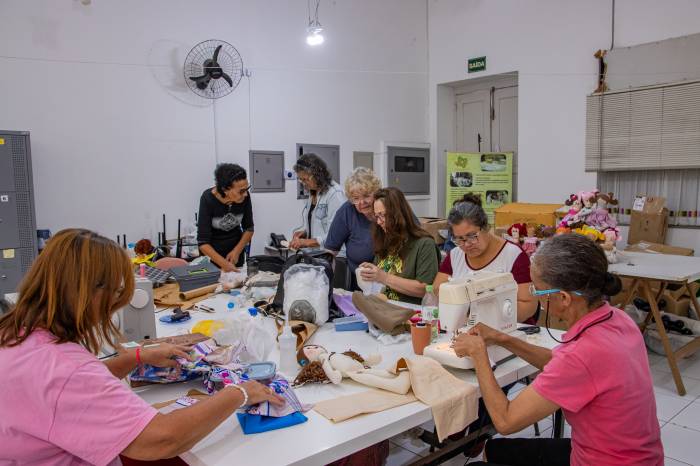 A produção de bonecas mobilizou 12 mulheres