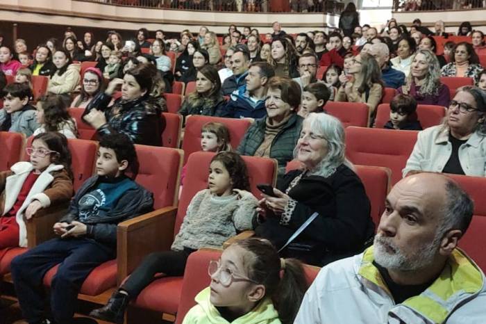 Atividades externas foram realizadas em ambientes fechados, apenas três foram adiadas. Ponto alto foi a peça infantojuvenil, com Sete de Abril lotado