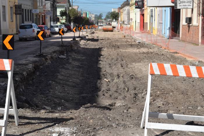 Trabalhos visam à construção do corredor exclusivo para ônibus