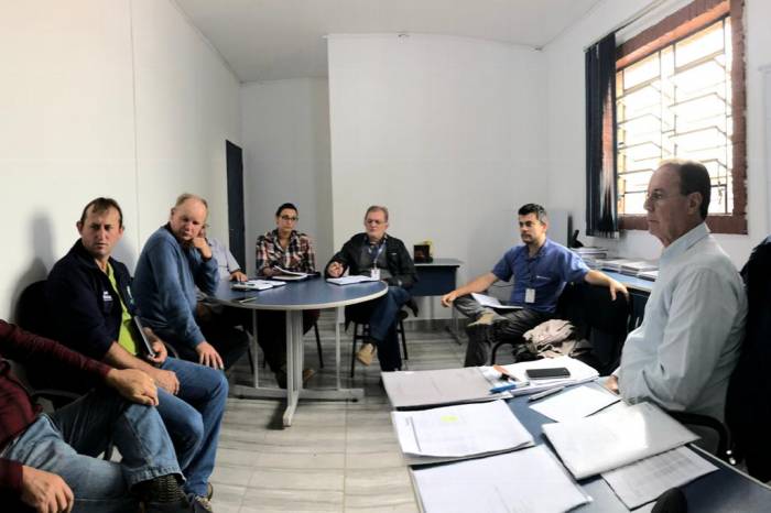 Secretaria de Desenvolvimento Rural reúne-se com representantes da Emater, Embrapa e UFPel; produtores rurais; e sindicalistas