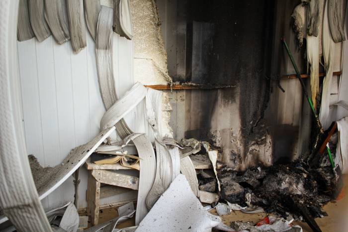 Interior do local foi destruído pelo fogo