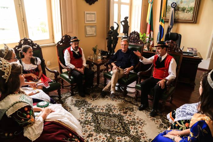 Corte esteve na Prefeitura para convidar o prefeito em exercício a prestigiar a festa