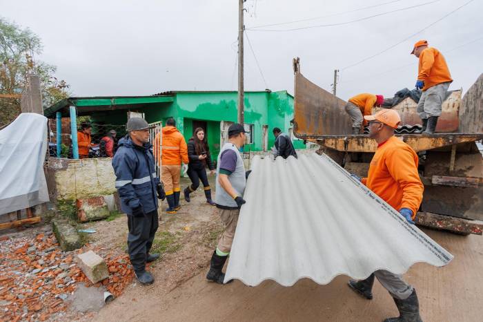 Prefeitura distribui telhas no Barro Duro e na Colônia Z3