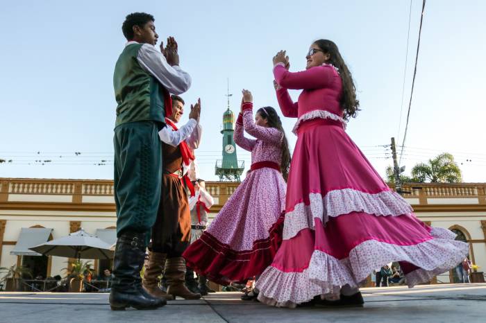 Chegada da chama crioula e show com o Grupo Querência marcam o dia de abertura