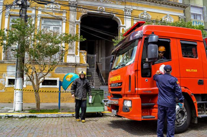 Imóvel estava em desuso desde 2011. Corpo de Bombeiros já controlou as chamas