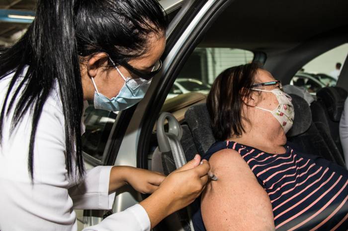 Prefeitura imuniza mais de 2,9 mil idosos nesta quinta-feira