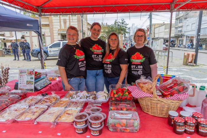 Prefeitura abre a 10ª Feira Municipal do Morango