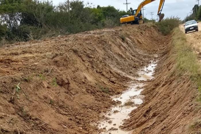 Nova máquina da Prefeitura começou a funcionar no Passo do Salso, sendo utilizada no envaletamento de vias
