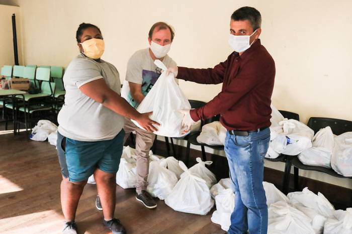 Alimentos foram adquiridos pela Secretaria de Assistência Social e repassados a representantes do Conselho Municipal LGBT, que levarão as doações até a comunidade
