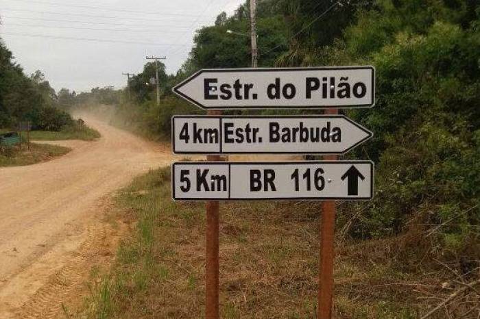 Material serve como informativo e traz localização e distância de pontos estratégicos na zona rural
