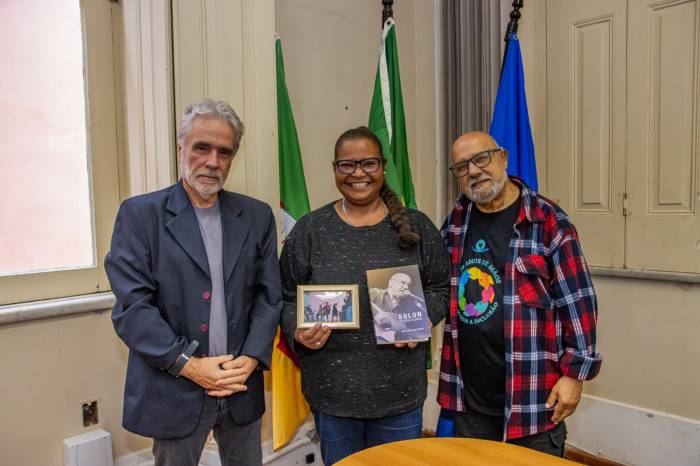 Escritor e artista visitaram o Paço nesta quarta-feira (9) e entregaram o livro “Solon de todos os palcos”