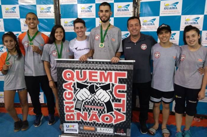 Atletas do projeto Quem Luta Não Briga representaram o município