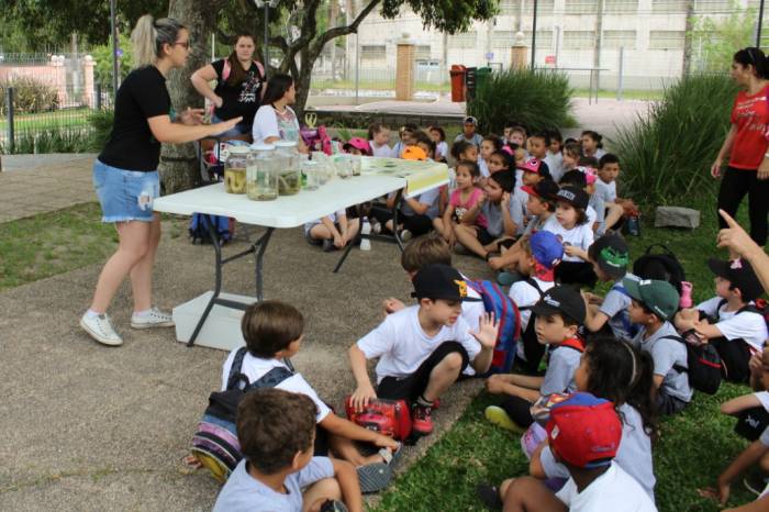 Os alunos das EMEFs Nossa Senhora das Dores e Ministro Fernando Osório estiveram em visita à Praça Modelo