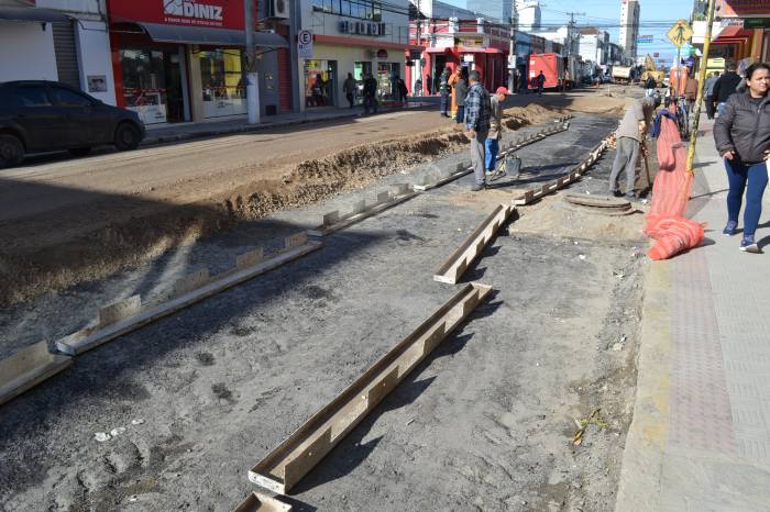 Estrutura para futuro corredor de ônibus, entre 7 de Setembro e General Neto, é preparada