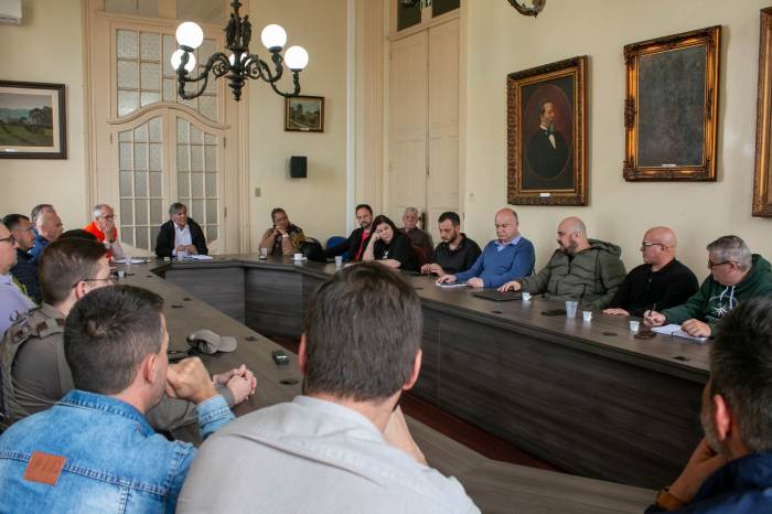 Prefeito mobiliza equipes em preparação para as chuvas