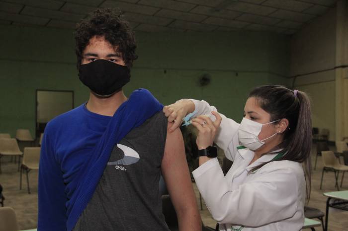 Final de semana que antecede feriado é de vacinação em Pelotas