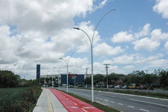 Começa a instalação de postes metálicos na duplicação da Juscelino