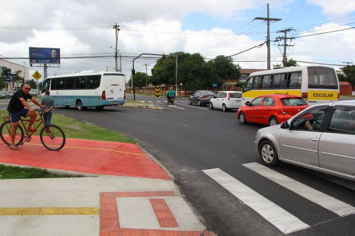 Instalação de placas e pinturas  prosseguem até a rua Barão de Butuy e fazem parte da requalificação da via