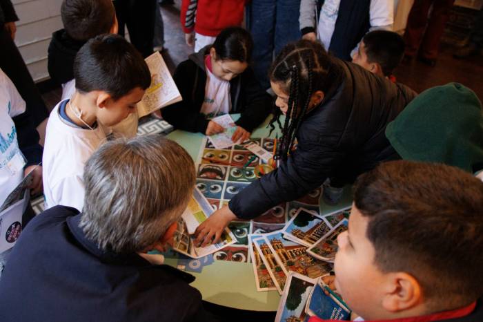 Desenhos de alunos da rede municipal de ensino foram transformados em cartões postais