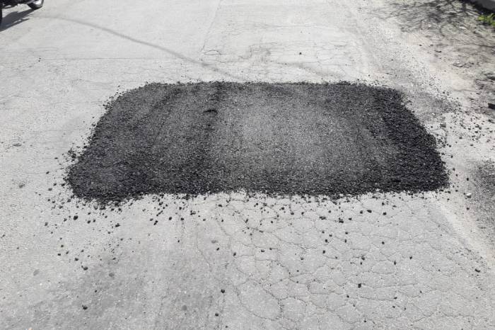 Secretaria de Obras e Pavimentação carrega 13 toneladas de massa asfáltica para tapar buracos nesta terça (3)
