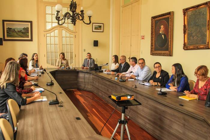 As metodologias são voltadas a famílias e a escolas