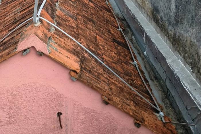 O serviço de manutenção foi realizado em uma semana, com limpeza das calhas e reposição de telhas danificadas