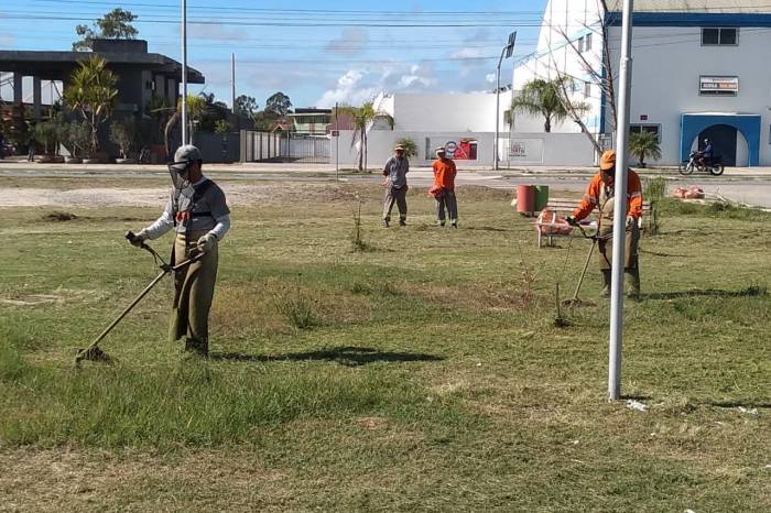 Equipes atuaram na limpeza de valetas e no roçado de avenidas do bairro. Praças também receberam intervenção