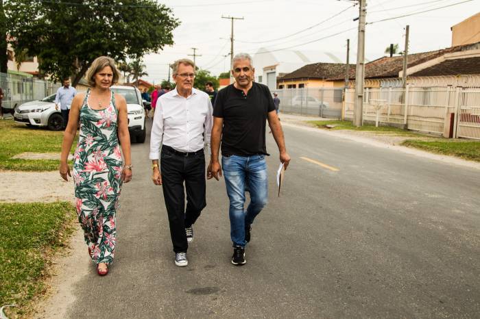 Prefeita Paula Mascarenhas faz caminhada na via das Três Vendas para registrar o término das obras