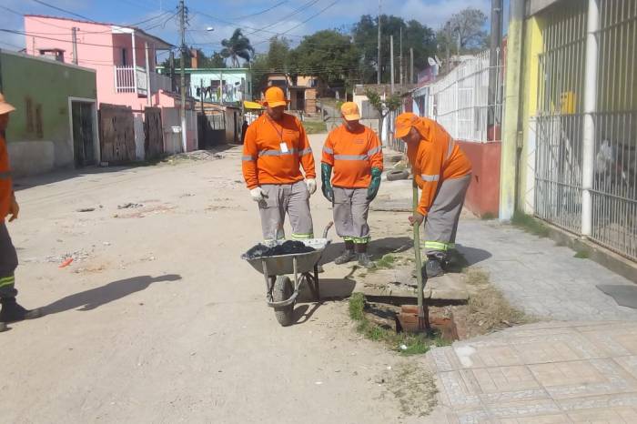 Equipes da Prefeitura realizam limpeza e recolhimento de entulhos, envaletamento de vias, drenagem e reformas