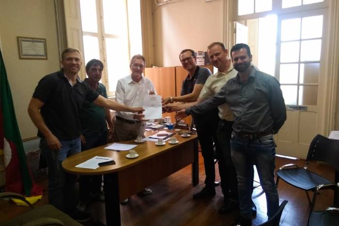 Comitiva busca informações em reunião com o vice-prefeito Idemar Barz