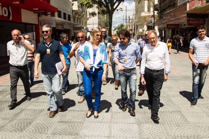 Vice-prefeito Idemar Barz, secretários, técnicos, vereadores, construtora e populares acompanharam a caminhada