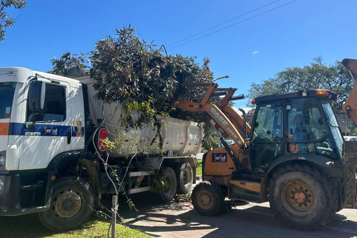 Prefeitura põe máquinas e efetivo na rua para recuperar a cidade