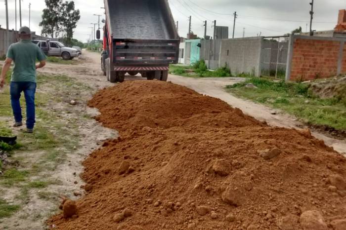As ações, que incluem colocação de saibro em alguns trechos, também recuperam ruas das Três Vendas e do Balneário dos Prazeres