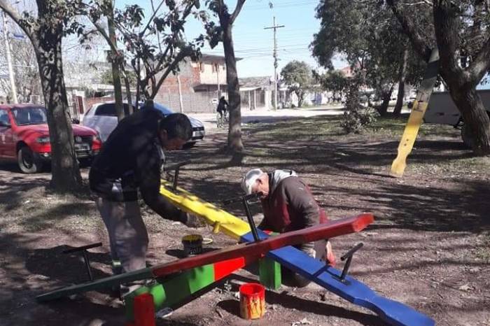 Além de limpeza, espaços recebem novos brinquedos e mobiliário para atrair comunidades