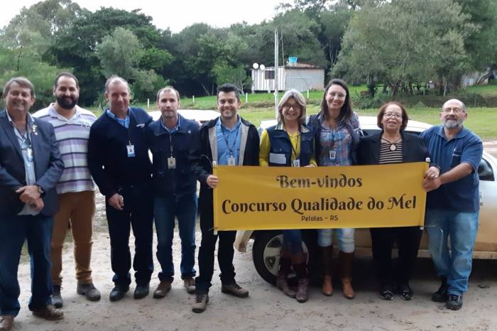 IV Concurso Regional premia com troféus os apicultores dos melhores méis