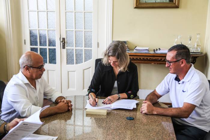 Prefeita assinou contrato para continuidade da pavimentação da avenida