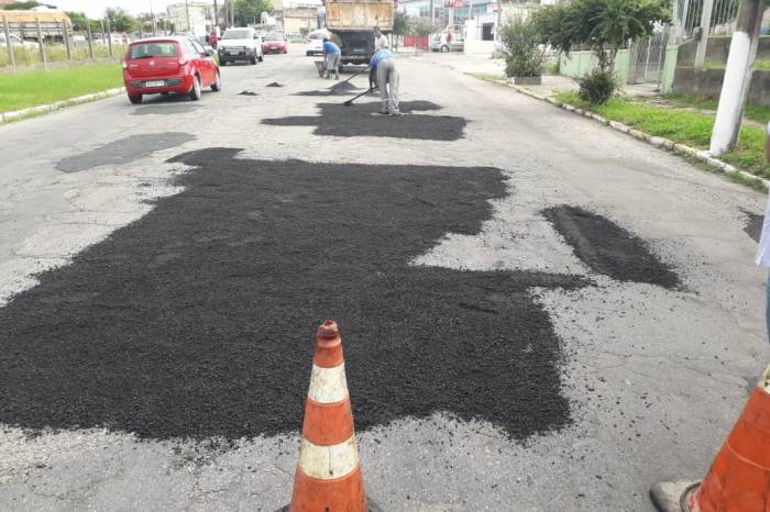 Usina de asfalto da Prefeitura produz material para a operação tapa-buracos